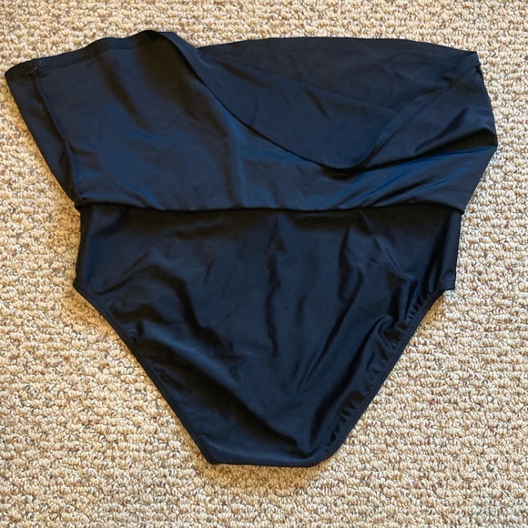 Women’s Charm Leaks swim mini bottom skort size small in black. - Picture 3 of 9